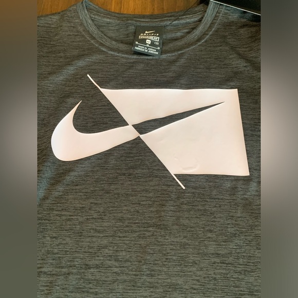 ✔️Nike Dri Fit Tee Size (M) NWT✨ - Picture 2 of 11